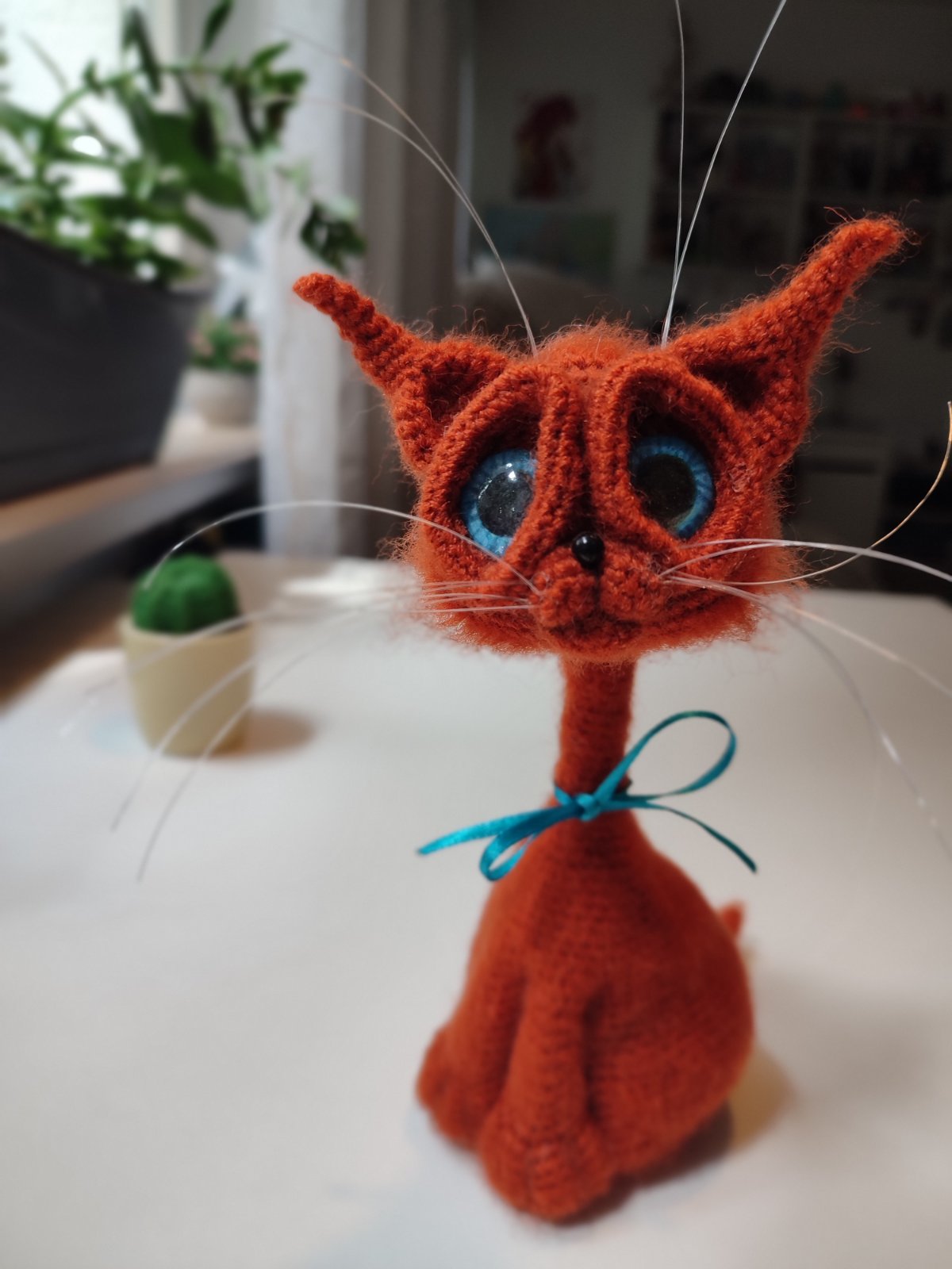 Roter Gehäkelter Kater mit blauen Augen