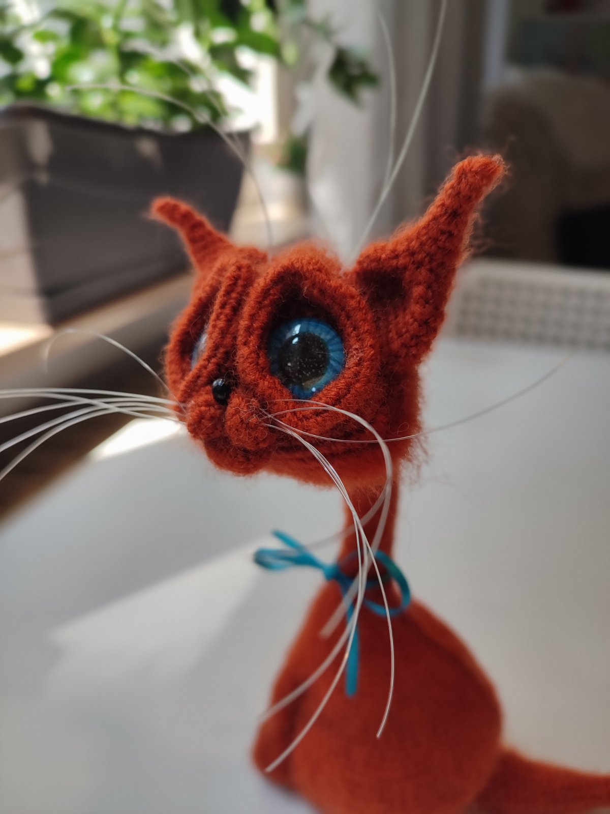 Roter Gehäkelter Kater mit blauen Augen
