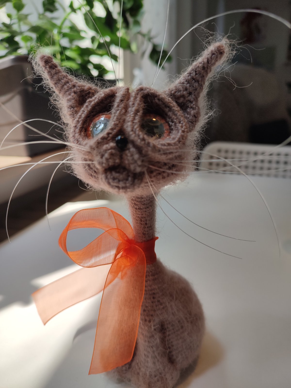 Brauner Gehäkelter Kater mit orangen Augen