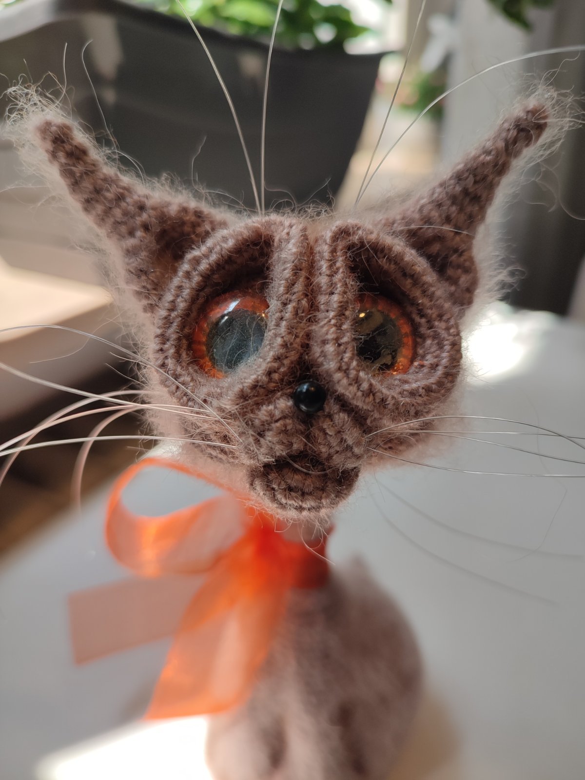 Brauner Gehäkelter Kater mit orangen Augen