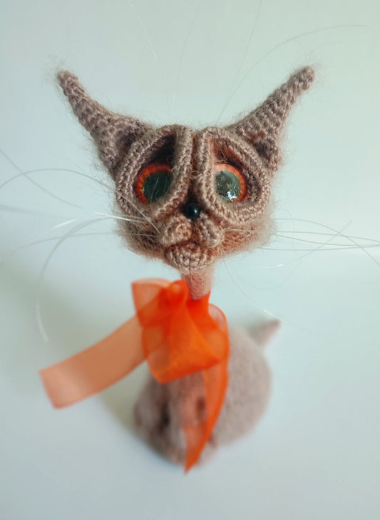 Brauner Gehäkelter Kater mit orangen Augen