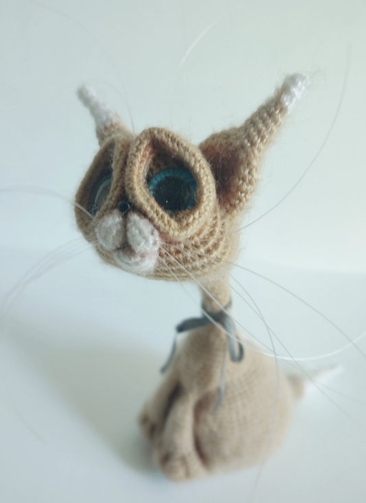 Beiger Gehäkelter Kater mit blauen Augen