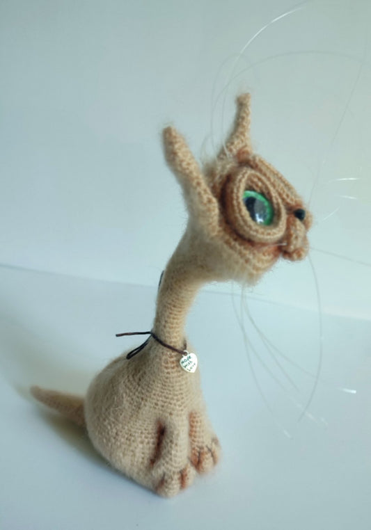 Beiger Gehäkelter Kater mit grünen Augen