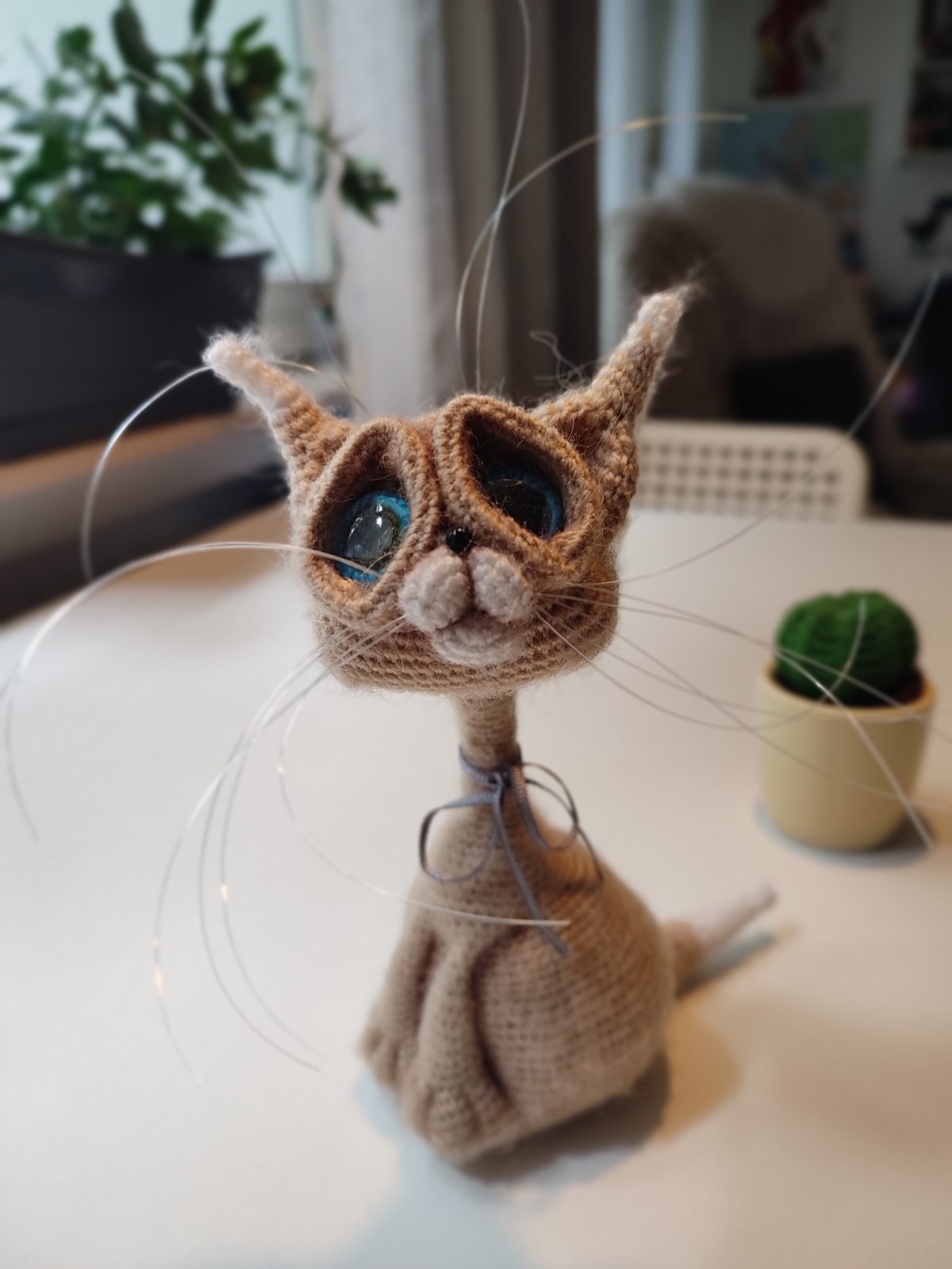 Beiger Gehäkelter Kater mit blauen Augen
