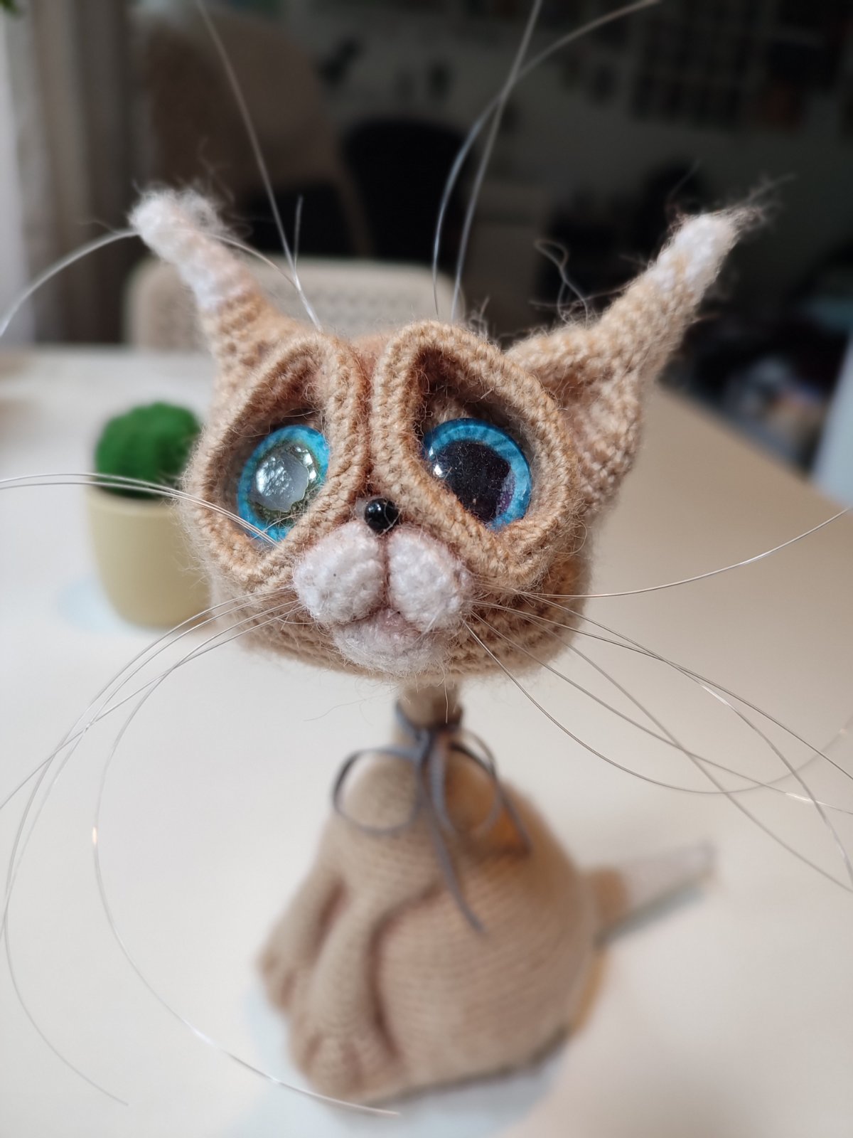 Beiger Gehäkelter Kater mit blauen Augen