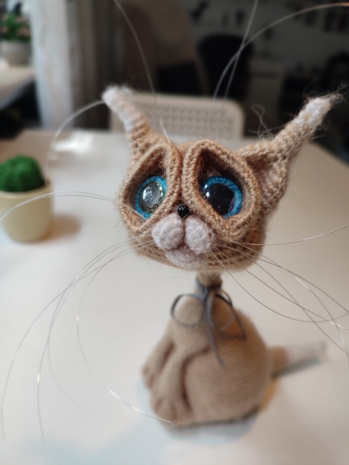 Beiger Gehäkelter Kater mit blauen Augen