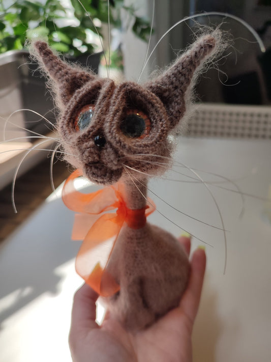 Brauner Gehäkelter Kater mit orangen Augen