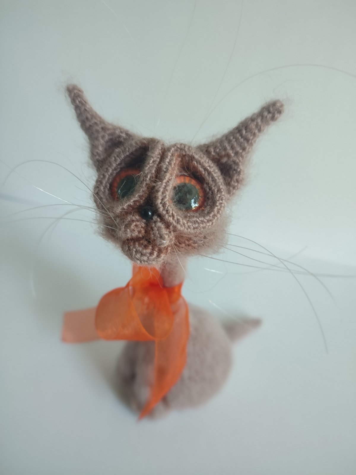 Brauner Gehäkelter Kater mit orangen Augen