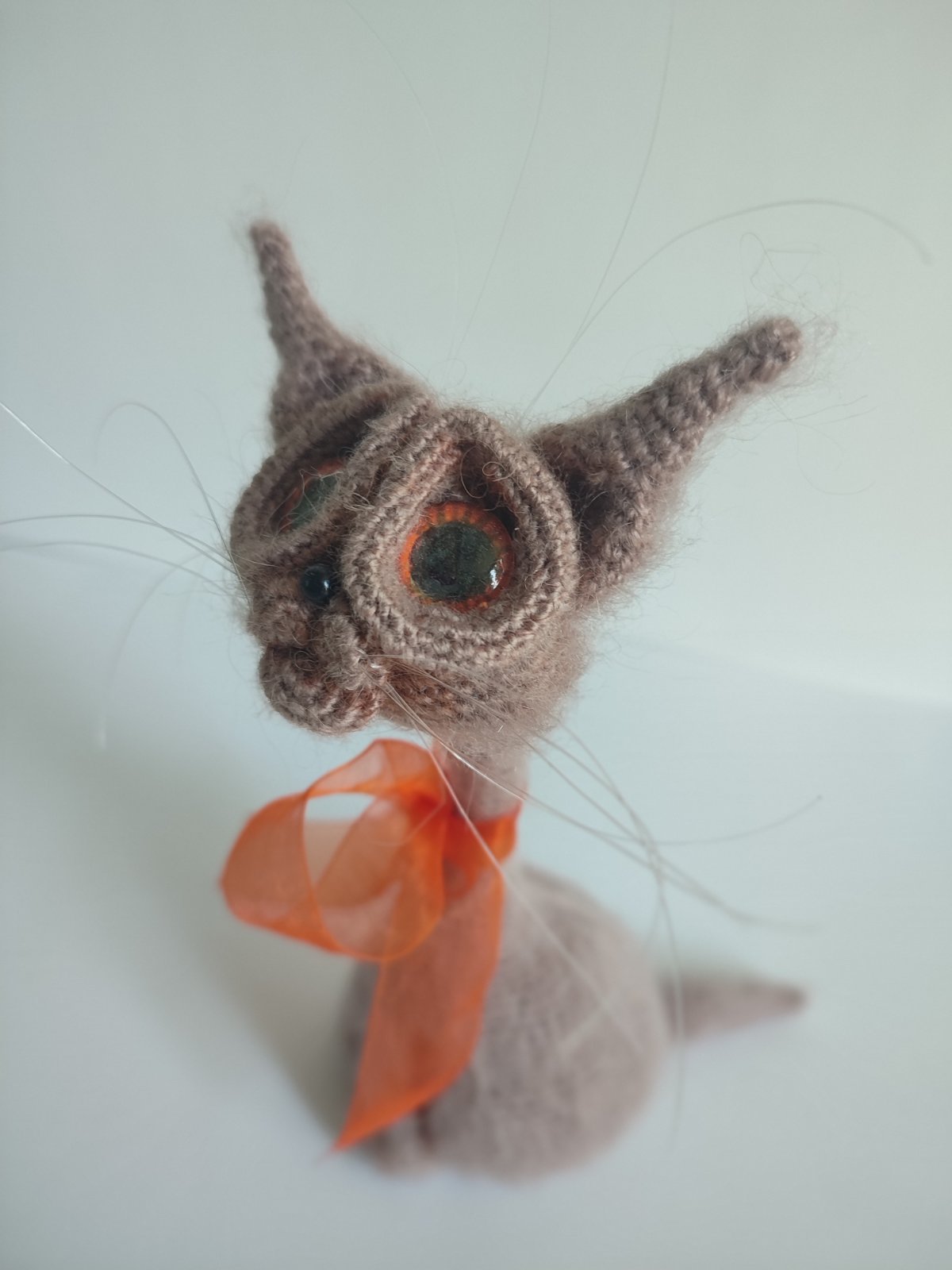 Brauner Gehäkelter Kater mit orangen Augen