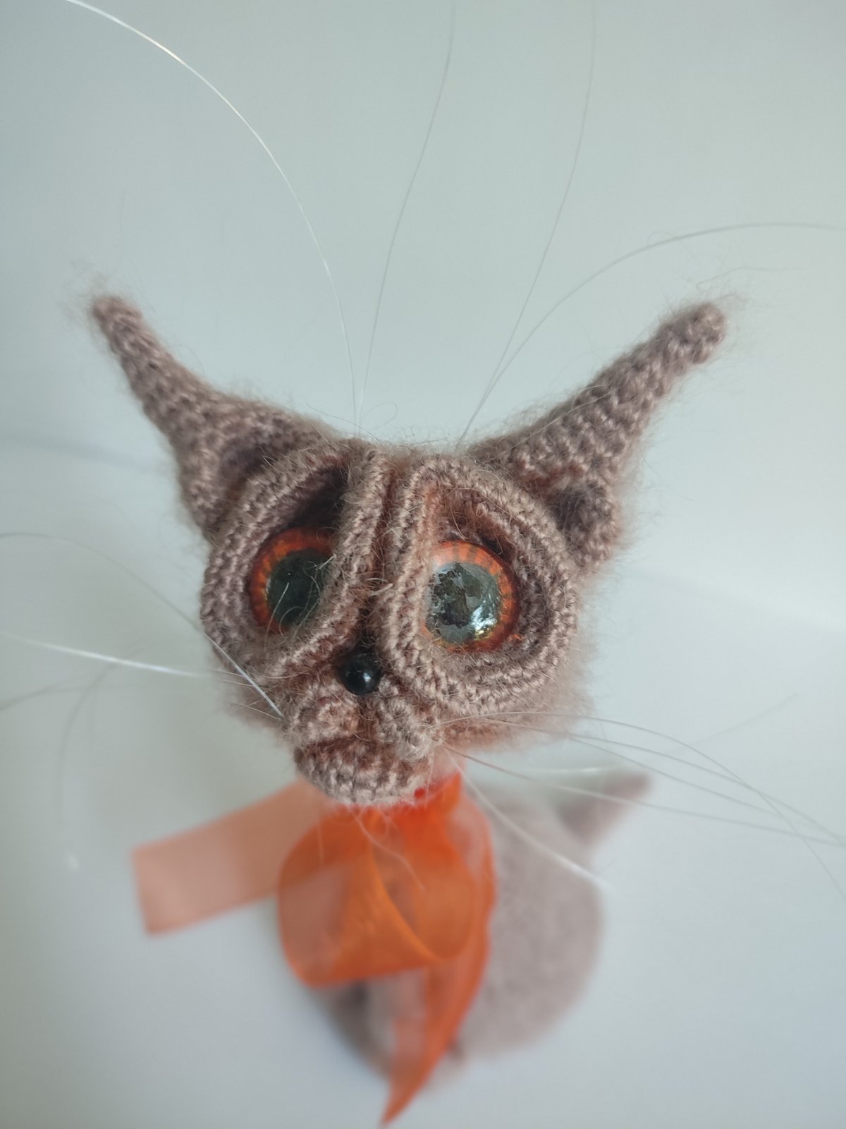 Brauner Gehäkelter Kater mit orangen Augen