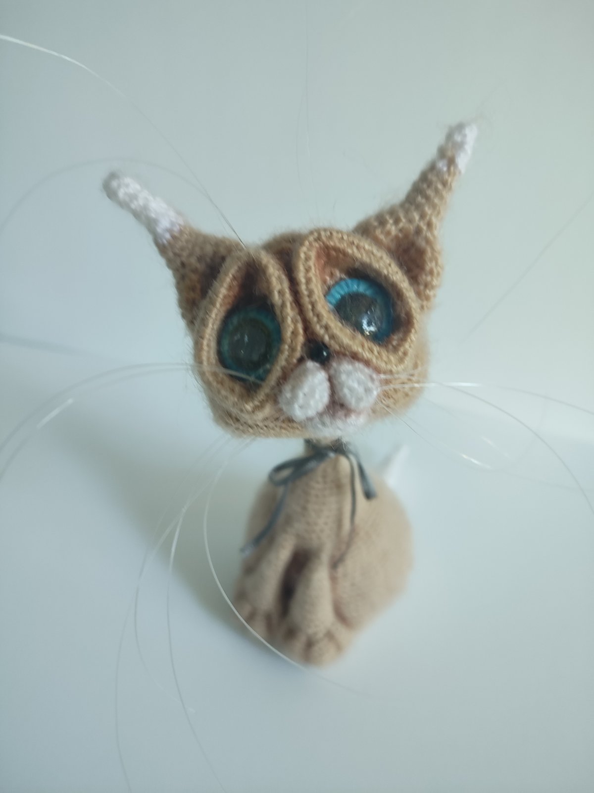 Beiger Gehäkelter Kater mit blauen Augen