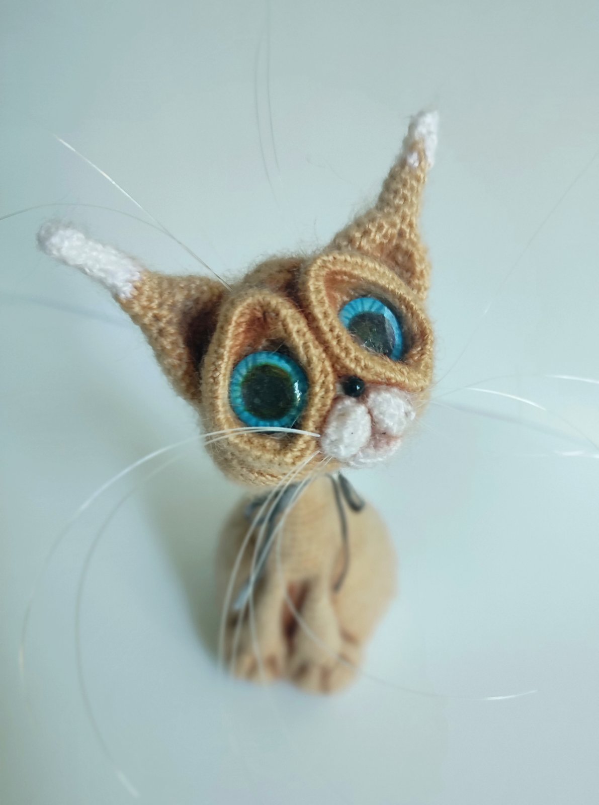 Beiger Gehäkelter Kater mit blauen Augen