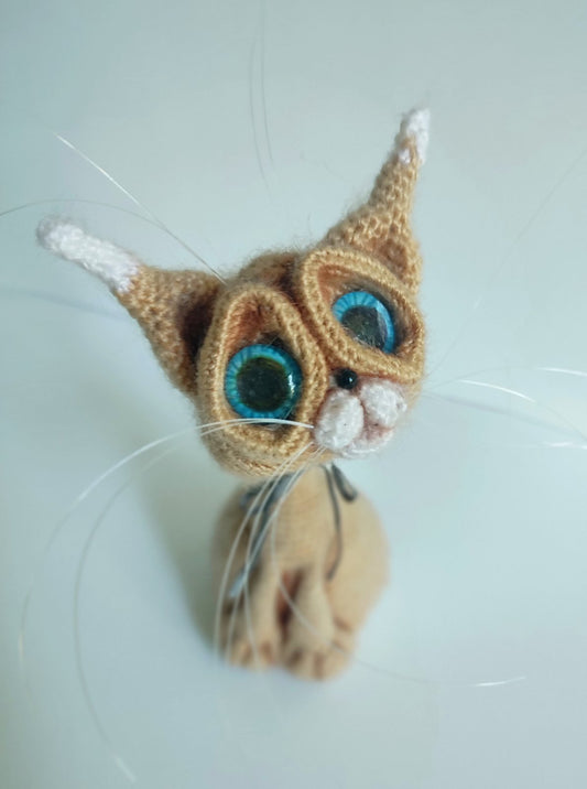 Beiger Gehäkelter Kater mit blauen Augen