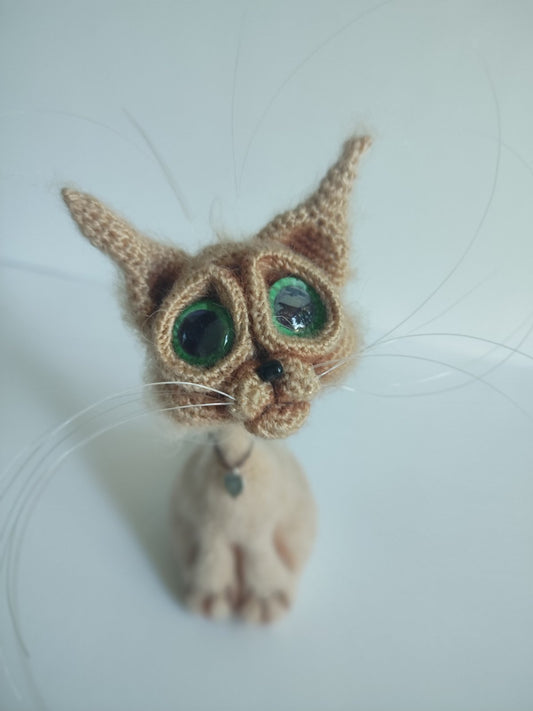Beiger Gehäkelter Kater mit grünen Augen