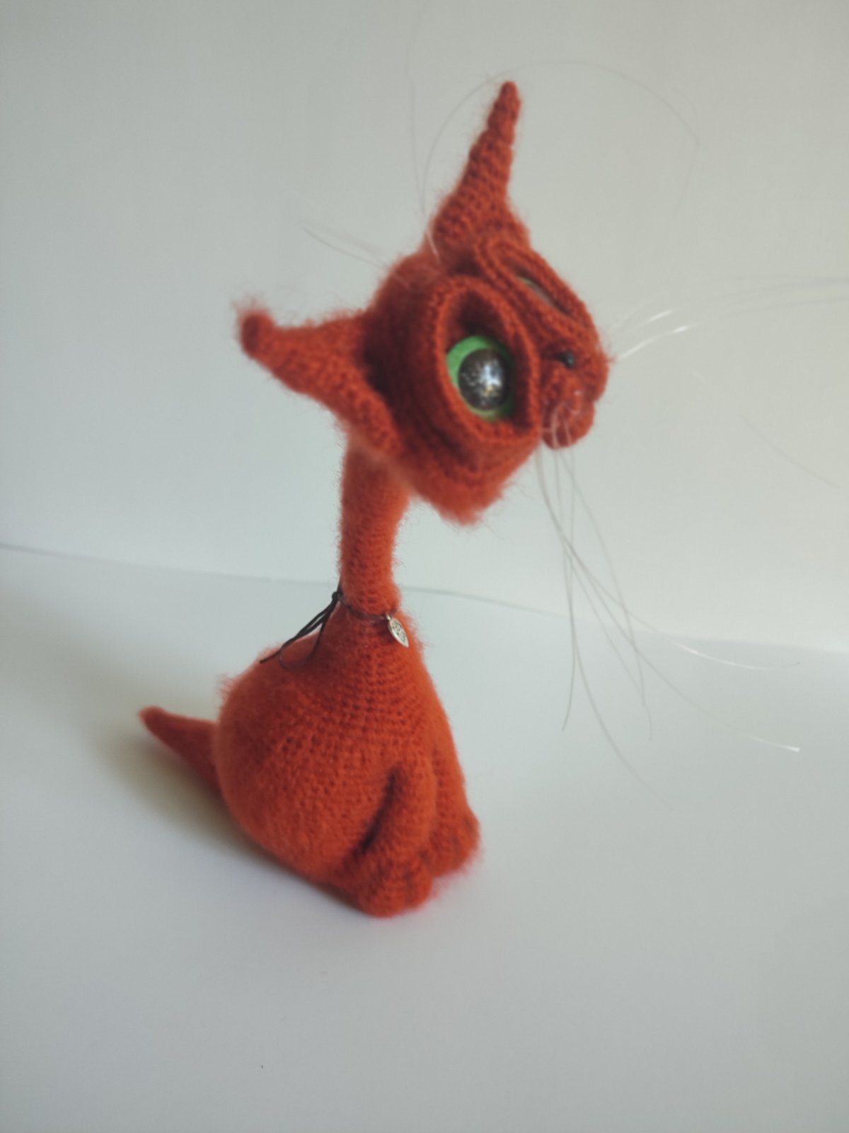 Roter Gehäkelter Kater mit grünen Augen