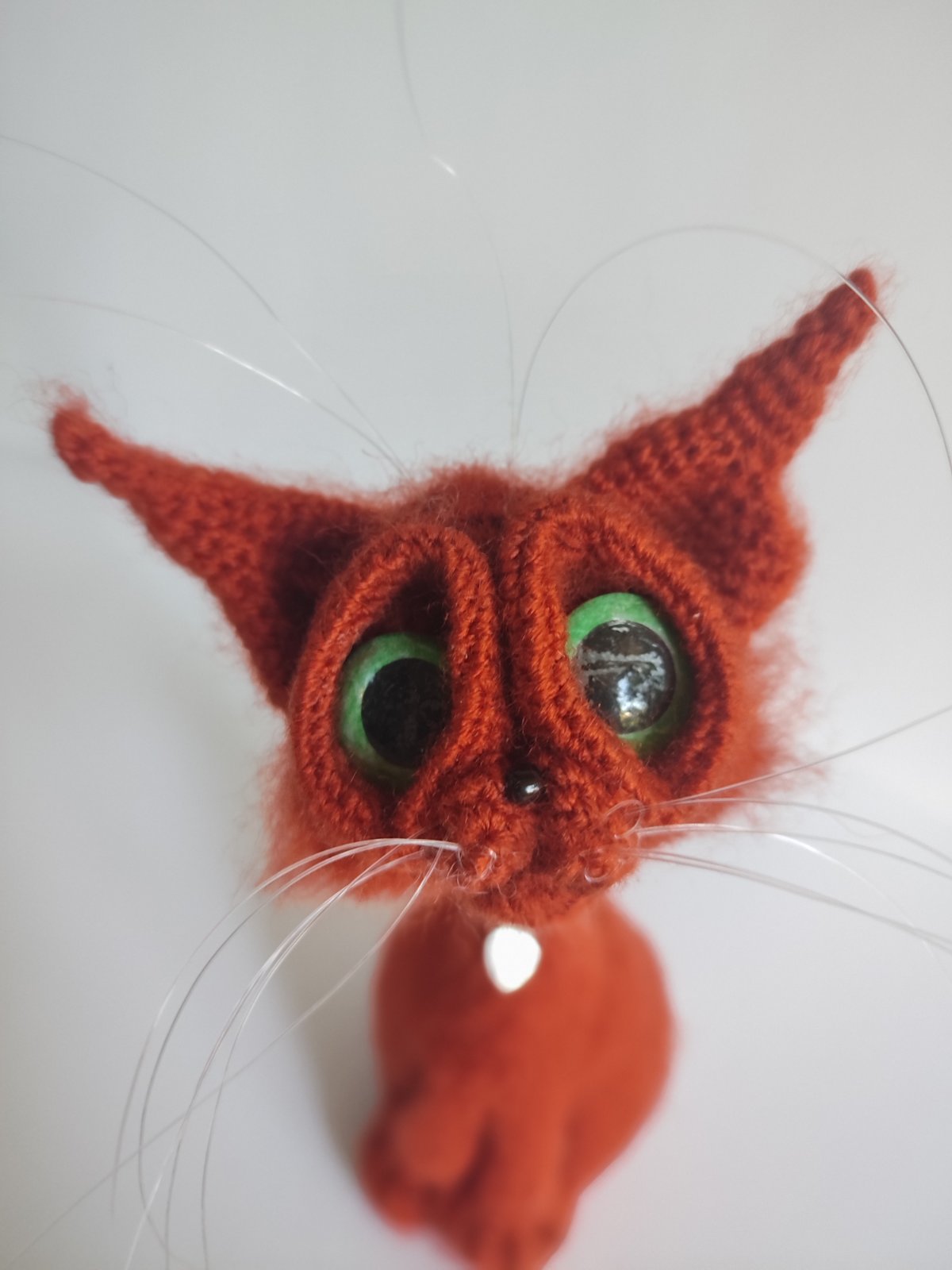 Roter Gehäkelter Kater mit grünen Augen