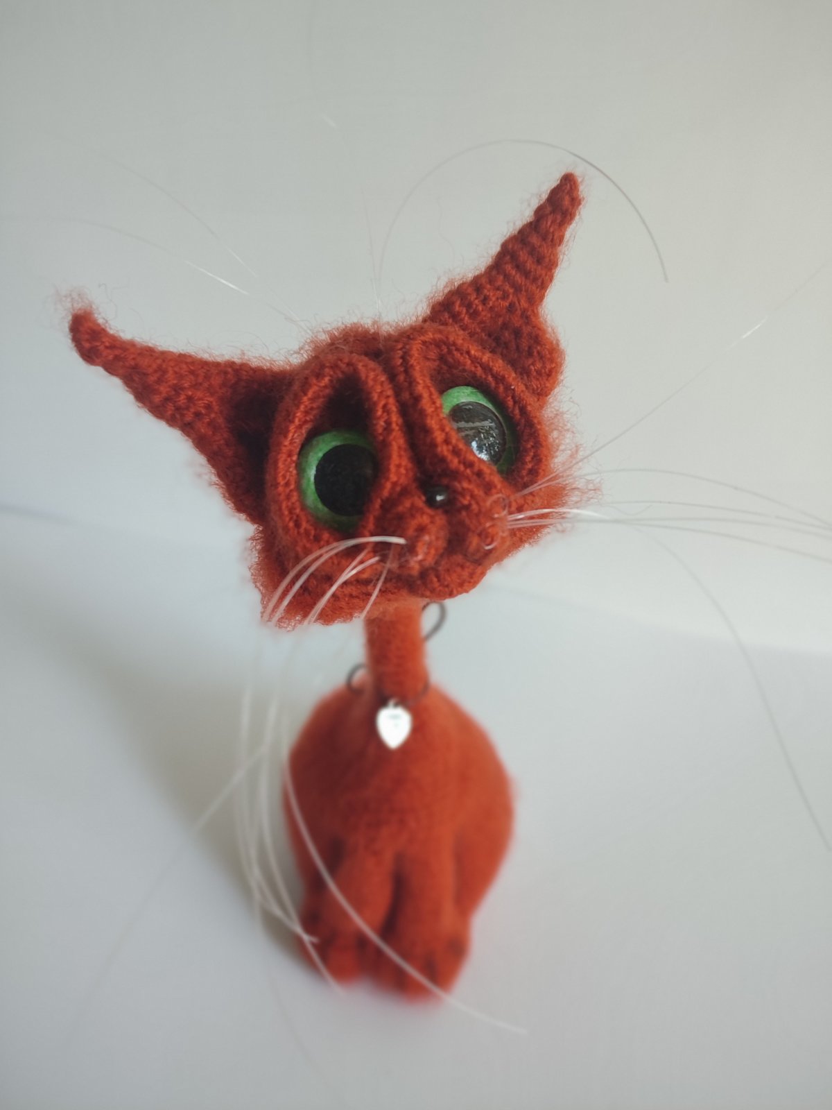 Roter Gehäkelter Kater mit grünen Augen