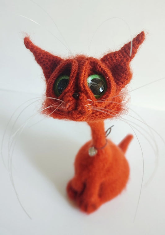 Roter Gehäkelter Kater mit grünen Augen