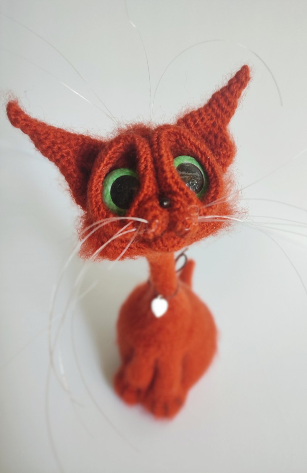 Roter Gehäkelter Kater mit grünen Augen