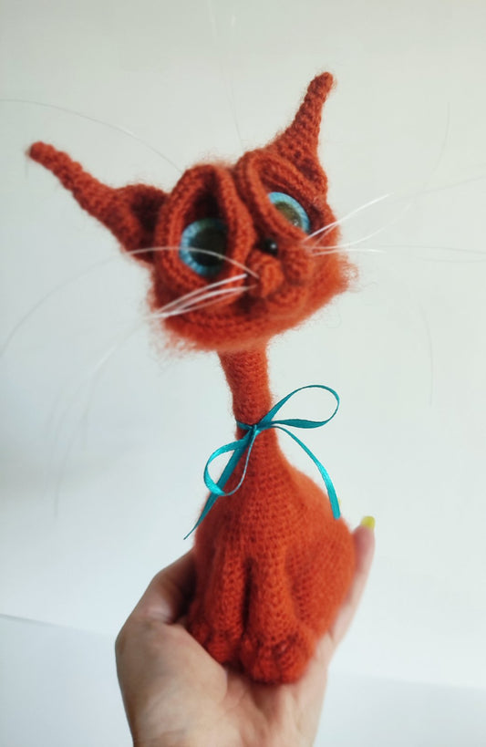 Roter Gehäkelter Kater mit blauen Augen