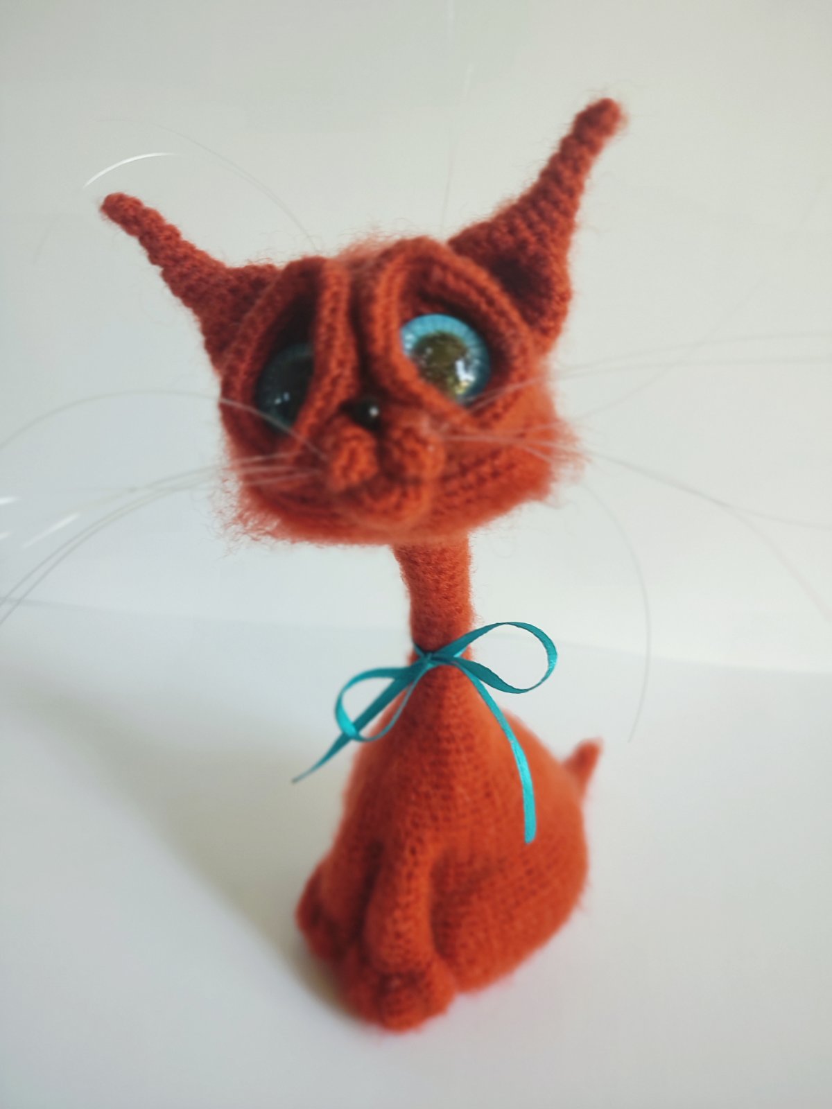 Roter Gehäkelter Kater mit blauen Augen