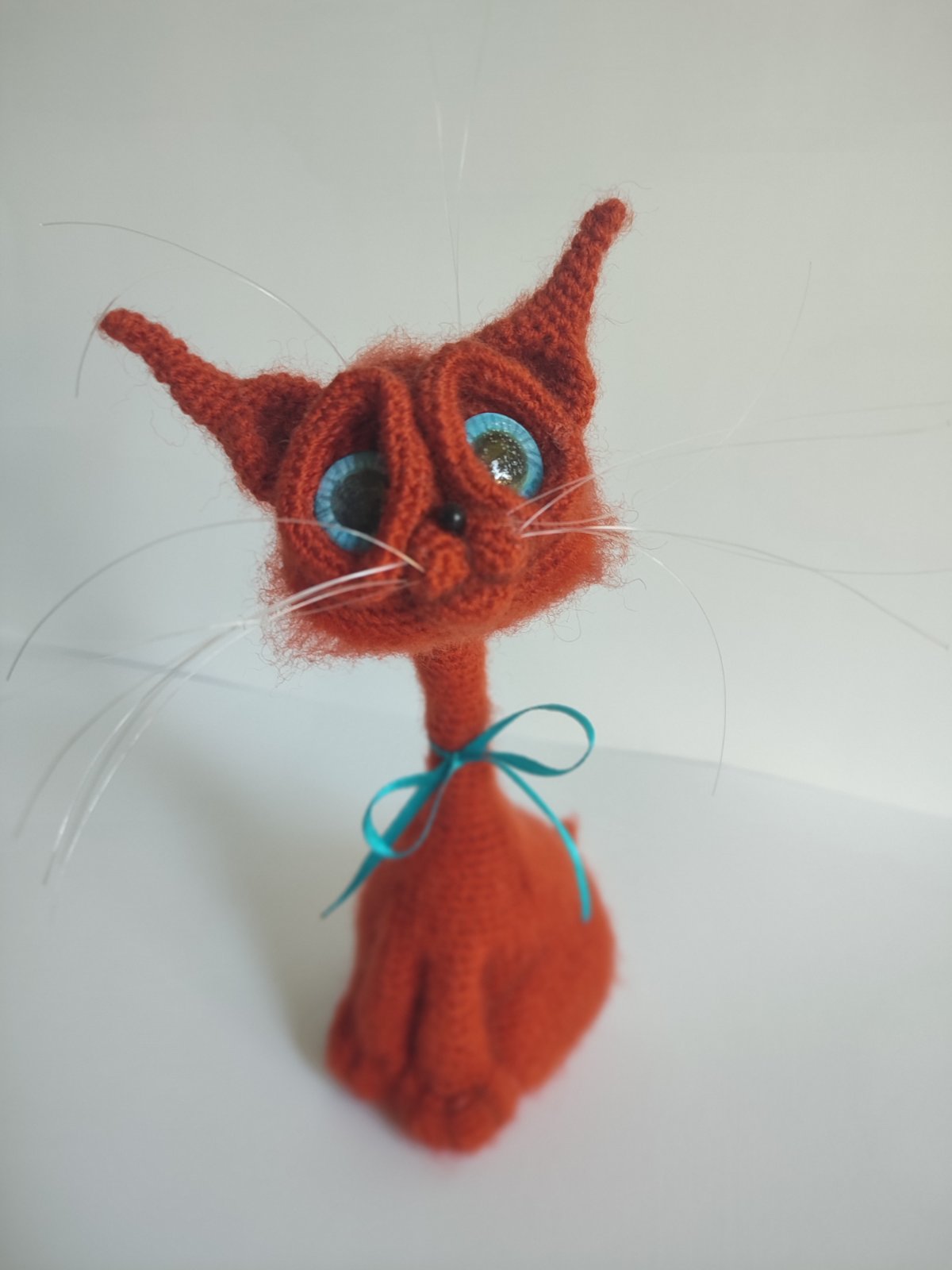 Roter Gehäkelter Kater mit blauen Augen
